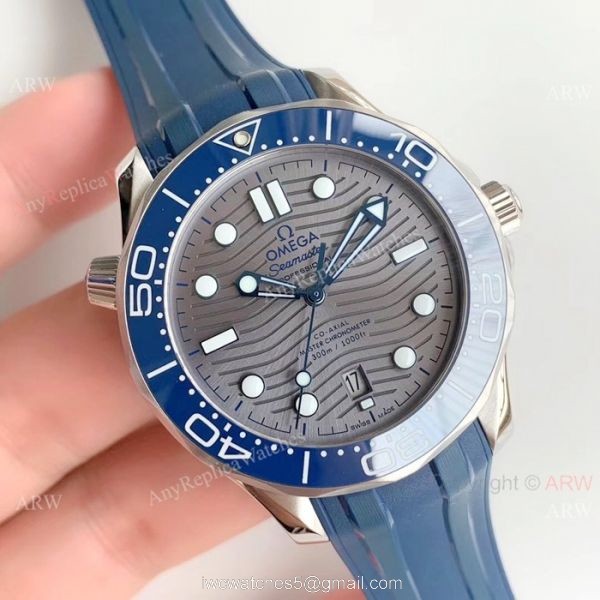 (OM)Grade 1A Omega Diver 300m James Bond Watch Replica Gray Dial Blue Rubber Band 1