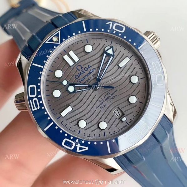 (OM)Grade 1A Omega Diver 300m James Bond Watch Replica Gray Dial Blue Rubber Band 3