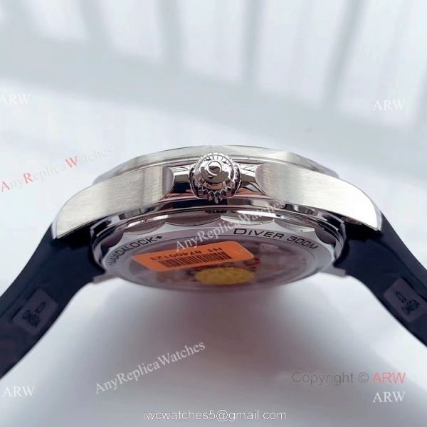 OM Factory Omega Seamaster Diver 300m Black Rubber Strap Omega 007 Replica Watch 4