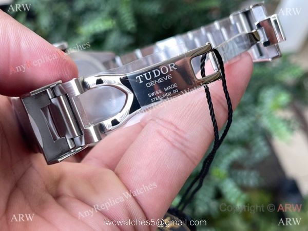 Swiss Replica Tudor Black Bay m79540 Watch Cal.2824 Movement Black Dial 5
